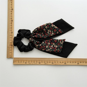 Chouchou à double nœud motif floral avec longs rubans pour queue de cheval femmes
