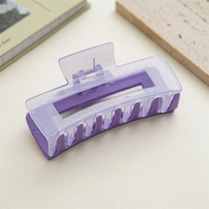 Détail d'une pince à cheveux rectangulaire en acrylique violet avec ressort en métal