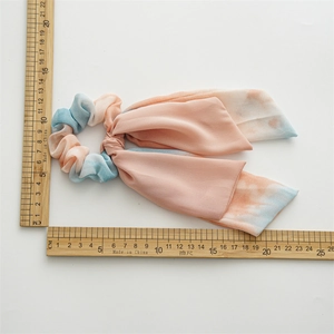 Chouchou en mousseline tie-dye avec de longs rubans dégradés rose et bleu, 20 cm