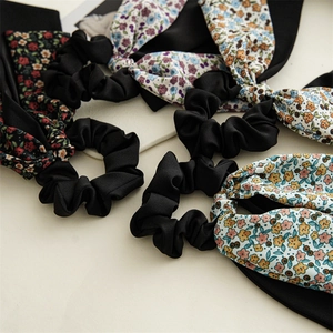 Détails de chouchous à motifs floraux avec d'élégants rubans à double couche