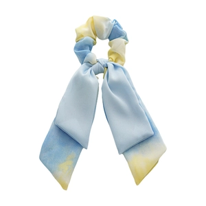 Chouchou en mousseline tie-dye bleu et jaune avec longs rubans pour coiffure d'été
