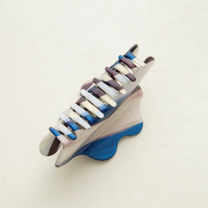 Detailed view of the 8cm large gradient acetate hair claw with cloud pattern texture