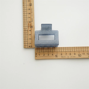 Pince à cheveux rectangulaire bleue pailletée avec dimensions de 5 cm de long et 4 cm