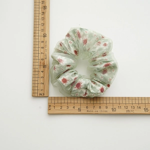 Double-layer light green floral mesh scrunchie with 10cm diameter measurement guide