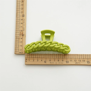Matt hellgrüne 11cm Haarklammer mit Kettentextur für dickes Haar im Sommer-Stil