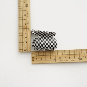 Mesure détaillée de la pince à cheveux en damier montrant une taille de 5 cm sur fond blanc