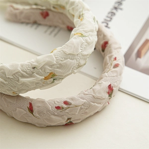 Détail rapproché de bandeaux floraux en tissu seersucker texturé avec motifs à fleurs