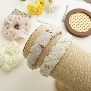 Set de serre-têtes à motifs floraux avec d'élégantes roses sur tissu à texture gaufrée