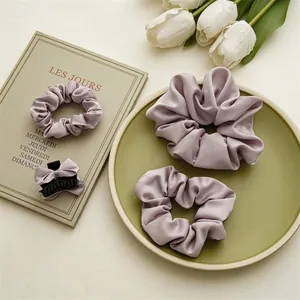 Ensemble de chouchous en satin français avec pince à cheveux en gris mauve élégant