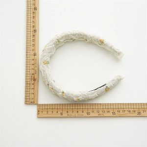 Serre-tête rembourré à fleurs blanc cassé et jaune avec échelle de mesure