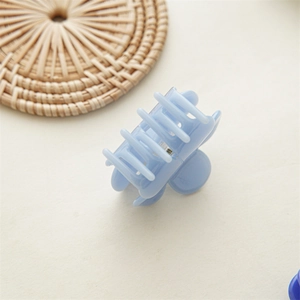 Mini-Haarklammer in Hellblau aus Acetat mit halbtransparenter Oberfläche im Jelly-Look