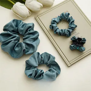 Détail de chouchous en satin bleu et pince à cheveux avec tulipes élégantes