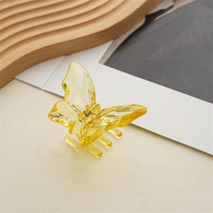 Detail der gelben Schmetterling-Haarklammer mit facettiertem Kristallharz und Metallfeder