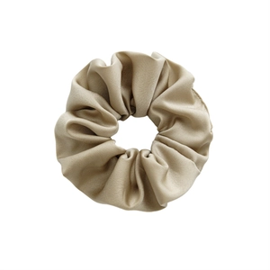 Chouchou en satin de soie champagne avec texture plissée et finition brillante chic