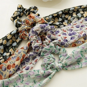 Détail de chouchous en mousseline florale avec longs rubans en plusieurs couleurs élégantes