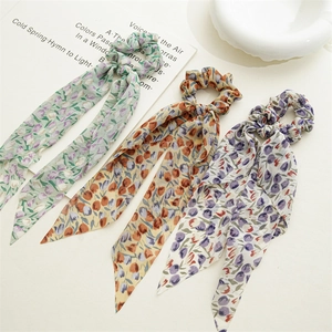 Lot de trois chouchous en mousseline florale avec longs rubans et motifs de tulipes