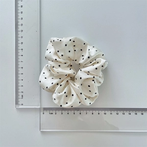 Elastico per capelli in raso a pois di circa 11 cm di diametro con righello di misura