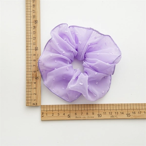 Lila Chiffon-Haargummi mit weißen Punkten, 11,5 cm Durchmesser, gemessen auf weißem Grund