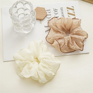 Beige und khakifarbene Netz-Haargummis mit gepunkteter Stickerei und Pompon-Details