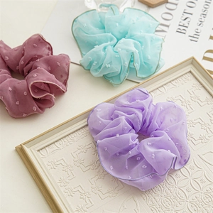 Detail von Chiffon Scrunchies mit 3D-Beflockungspunkten in Minzgrün und Pastelllila