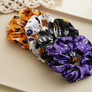 Lot de 4 chouchous d'Halloween avec motifs citrouille et fantôme sur un plateau chic