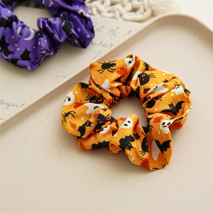 Détails de chouchous d'Halloween avec motifs chauves-souris violettes et fantômes orange