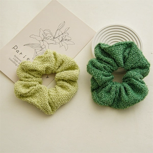 Gros plan sur la texture tissée épaisse des chouchous verts en tissu mélangé