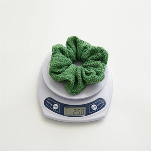 Détail macro du chouchou vert épais pesant 25,8g sur une balance numérique