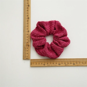 Chouchou simple en chenille rose rouge pour queues de cheval avec règle de mesure