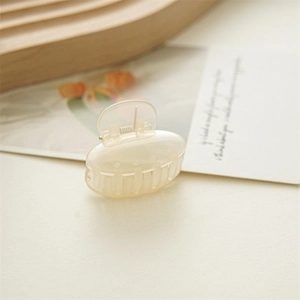 Mini geometrische Dreieck Haarklammer in Beige aus transparentem Harz-Finish