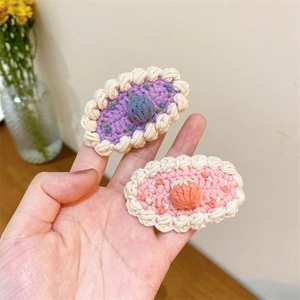 Détails de barrettes en crochet fait main avec motifs fraise et myrtille et dentelle
