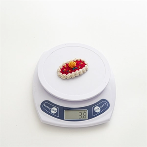 Barrette fleur crochetée à la main sur une balance numérique pesant environ 3,8g