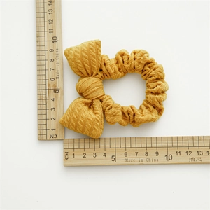 Ginger yellow knitted bow scrunchie with vertical texture and measurements on white background