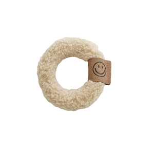 Chouchou en peluche beige avec étiquette sourire mignonne dans un style doux d'automne