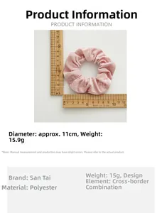 Détail d'un chouchou rose en tissu montrant le diamètre de 11cm et la texture en polyester
