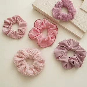 Lot de cinq chouchous roses Morandi aux textures variées en velours et velours côtelé
