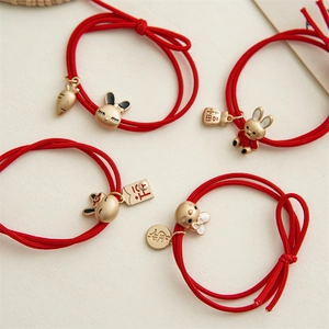 Détails de 4 chouchous rouges festifs avec breloques dorées et motifs de lapins mignons