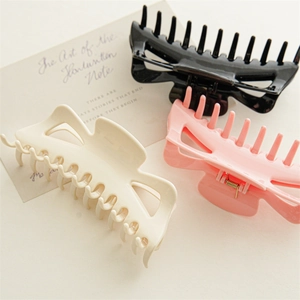 Lot de trois grandes pinces à cheveux en noir, beige et rose avec finition mate