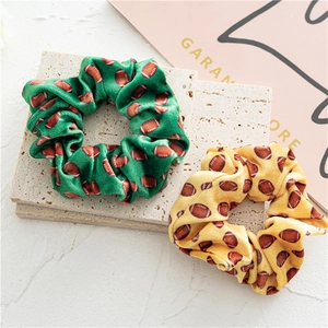 Set de coleteros de terciopelo con estampado de fútbol americano en verde y amarillo