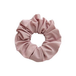 Chouchou rose en maille côtelée avec une texture élastique douce sur fond blanc pur