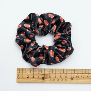 Coletero de terciopelo con estampado de fútbol naranja y guía de medida de 10 cm