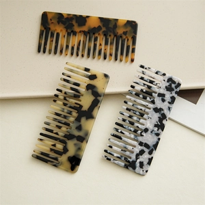 Set di tre pettini in acetato con trama marmorizzata e tartarugata per capelli lunghi ricci