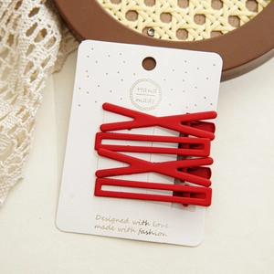 Macro de 4 barrettes à cheveux rouge mat vintage présentées sur une carte faite à la main