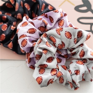 Set de tres coleteros de terciopelo con estampados de fútbol americano en negro, lila y gris