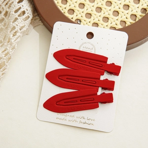 Lot de trois pinces à cheveux rouges mats avec gaufrage FASHION sur fond de dentelle
