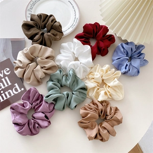 Set aus neun übergroßen Satin-Haargummis in verschiedenen Farben für elegante Frisuren