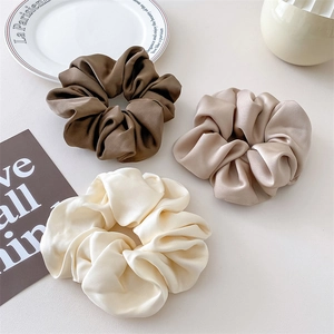 Dreiteiliges Set großer Satin-Haargummis in Kaffee, Champagner und Creme Seidenoptik
