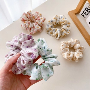 Chouchous à fleurs en mousseline en violet rose et jaune pour coiffure élégante