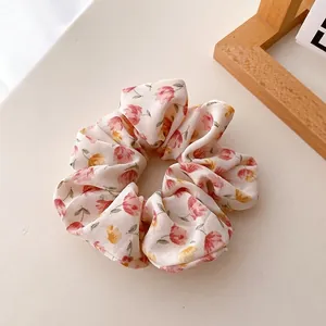Chouchou floral en tissu polyester blanc crème, diamètre de 12cm et poids léger de 8g
