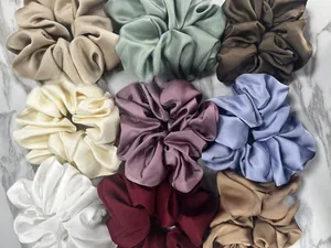 Flachbild-Detail mit neun Farben übergroßer Satin-Haargummis mit eleganter Seidentextur